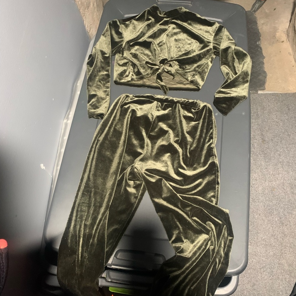 SHEIN Olive Green Velvet valor Kids Matching Set